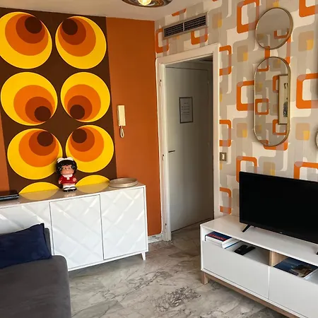 Next To The カンヌ