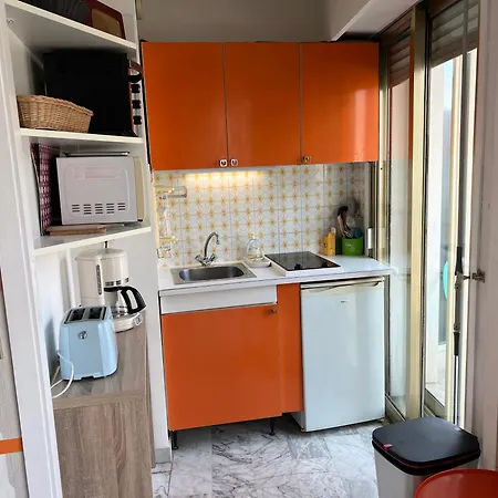 Next To The アパート