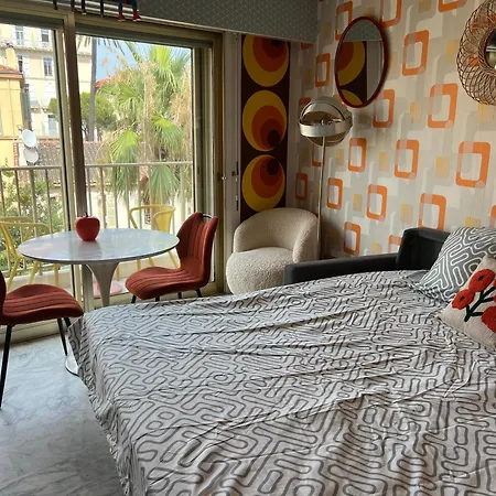 アパート Next To The