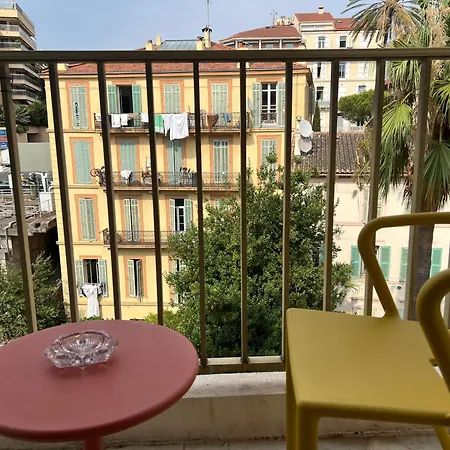 アパート Next To The