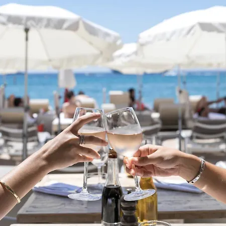 Next To The アパート