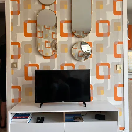 Next To The * Κάννες